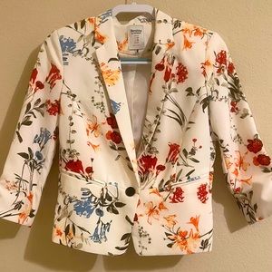 I bought this blazer in Spain at the Bershka store. Size M. It's like new.